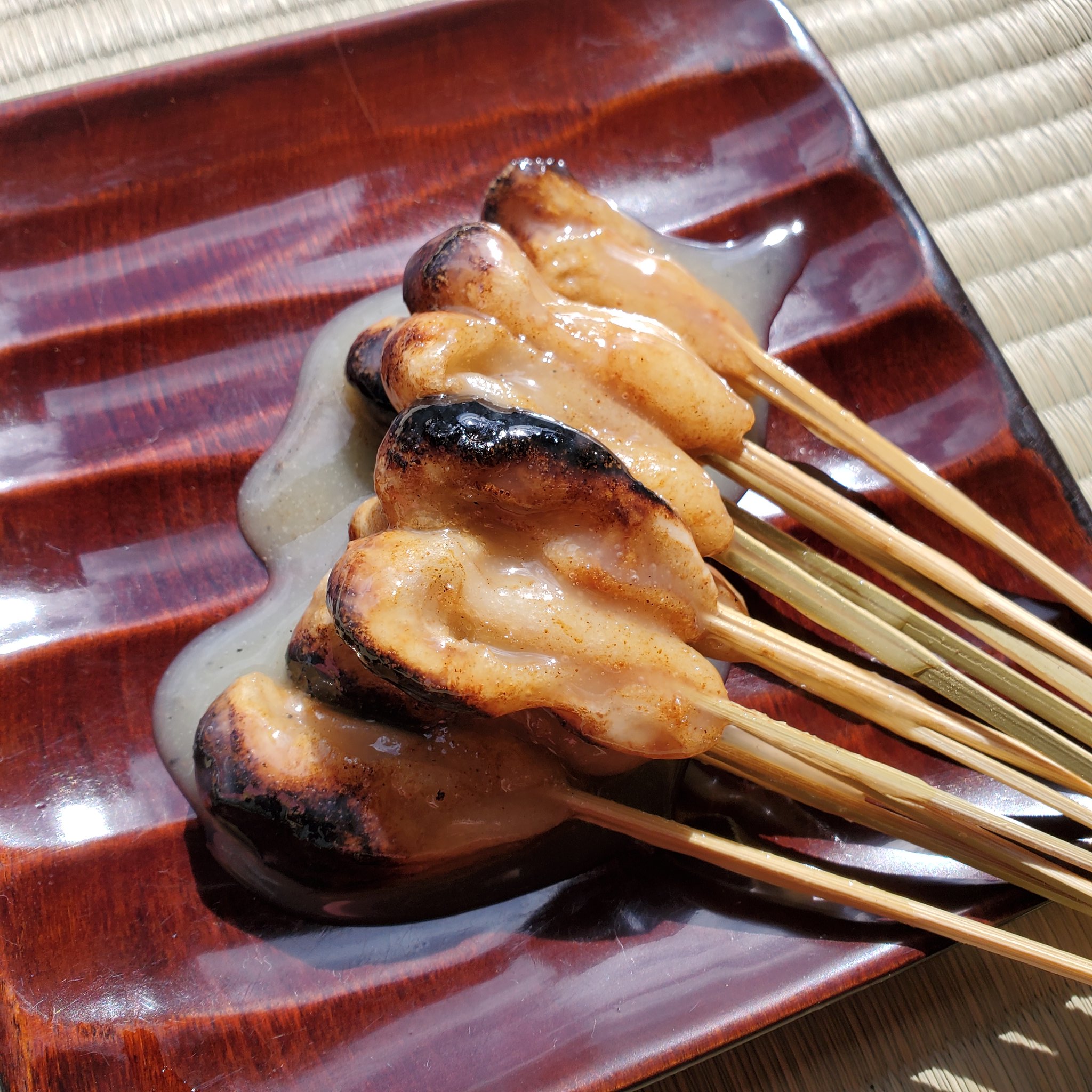 茶道体験カメリア 今宮神社名物 あぶり餅の魅力 今宮神社の境内で売られている あぶり餅 皆様食べたことありますか 香ばしい炭の香りと白味噌のタレがやみつきになる餅菓子は 今宮さんに参拝したら必ず食べるもの と言っても過言ではない 京都