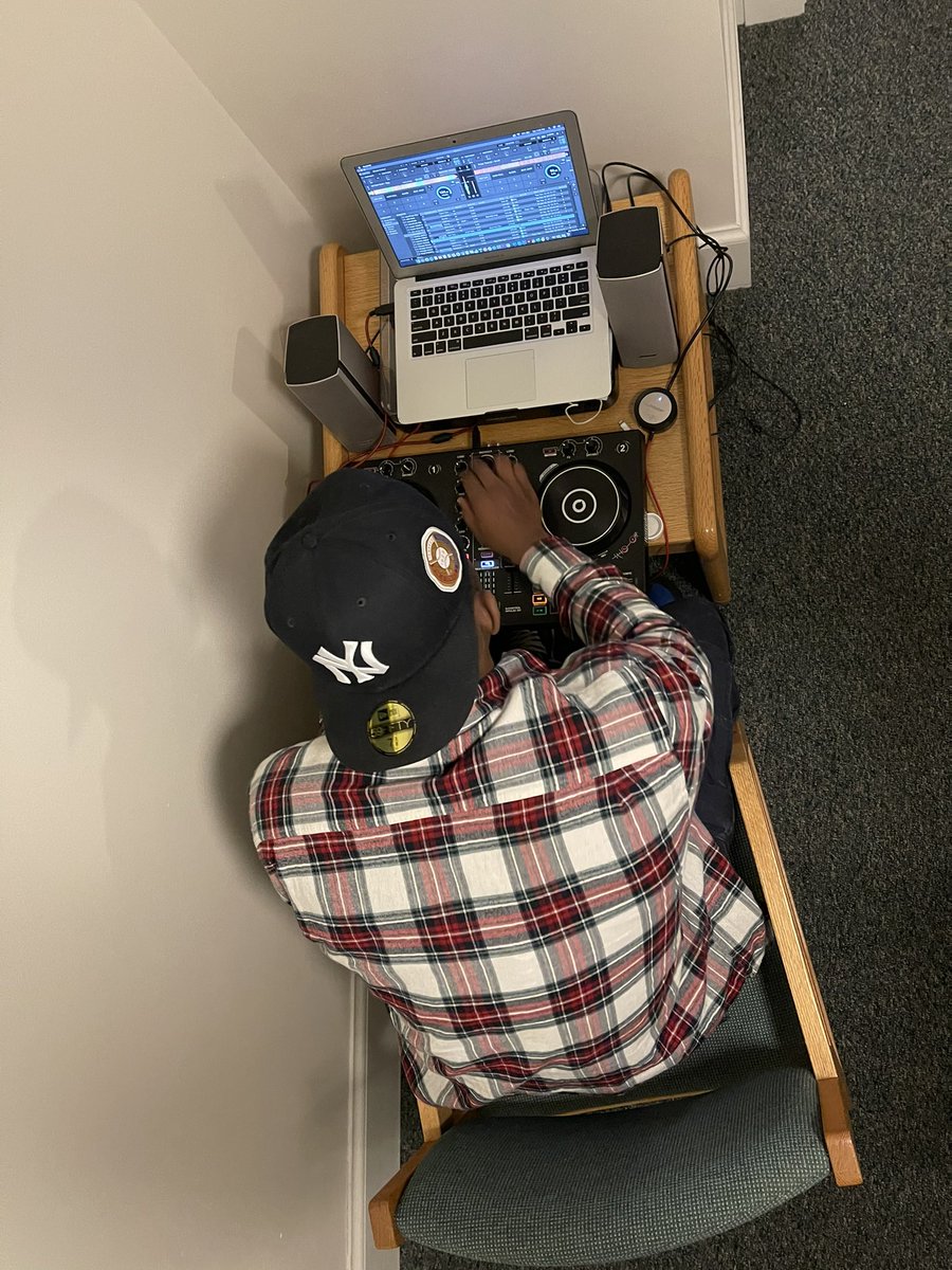 dakarlss's tweet photo. College Dorm Room to LA Stages 🌪🌟 https://t.co/mguKomTI3M