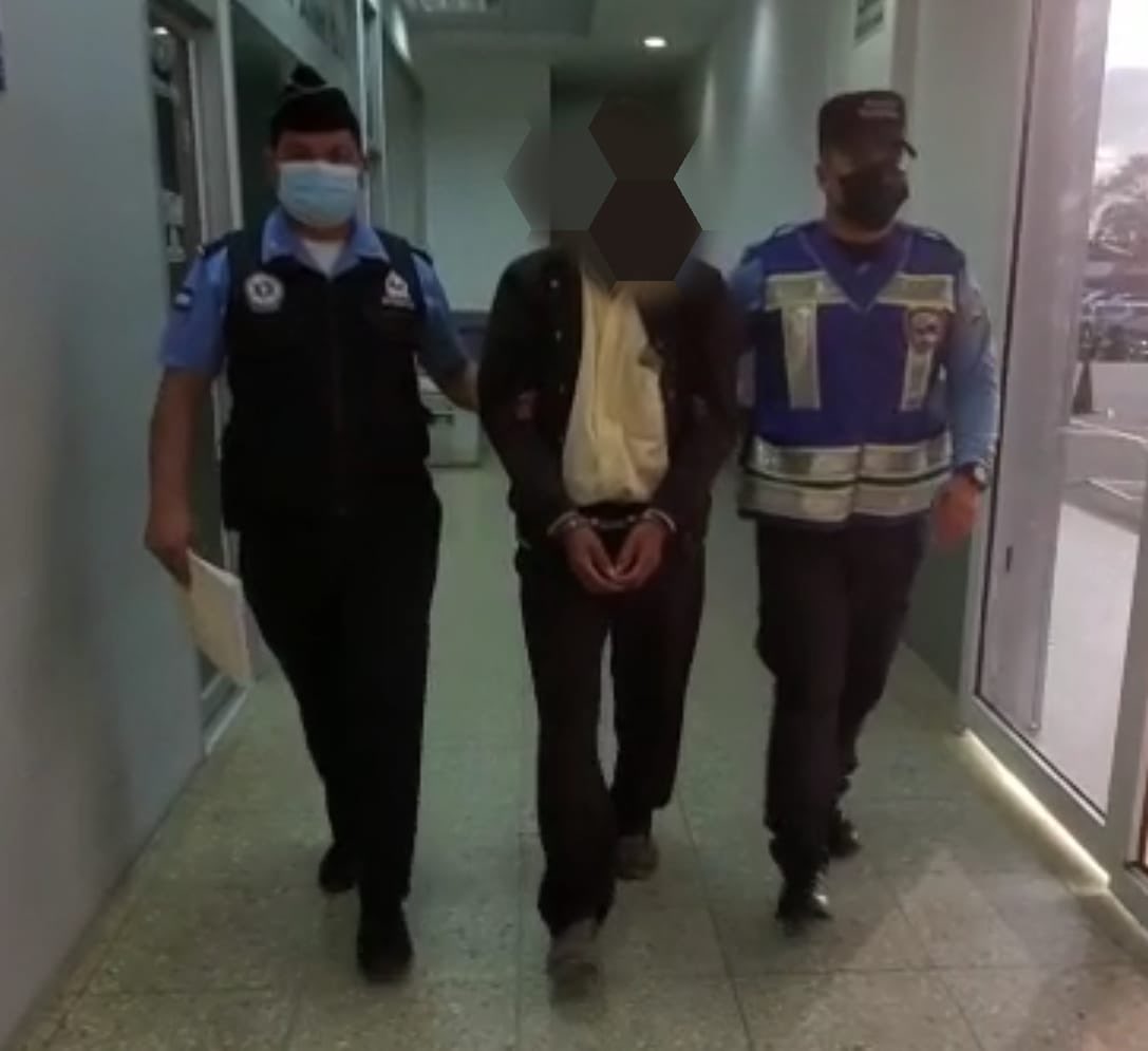 dpi_honduras's tweet photo. #ResultadoDeImpacto
Agentes de Interpol capturan a cuatro sujetos retornados de México, por tener una cuenta pendiente con la justicia por diferentes ilícitos en #Omoa #Cortés #HondurasAsíEstamosTrabajando https://t.co/gVZEQunfxl