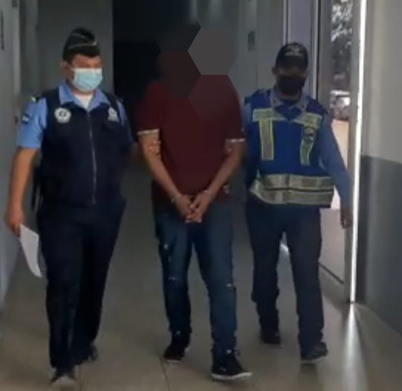 dpi_honduras's tweet photo. #ResultadoDeImpacto
Agentes de Interpol capturan a cuatro sujetos retornados de México, por tener una cuenta pendiente con la justicia por diferentes ilícitos en #Omoa #Cortés #HondurasAsíEstamosTrabajando https://t.co/gVZEQunfxl