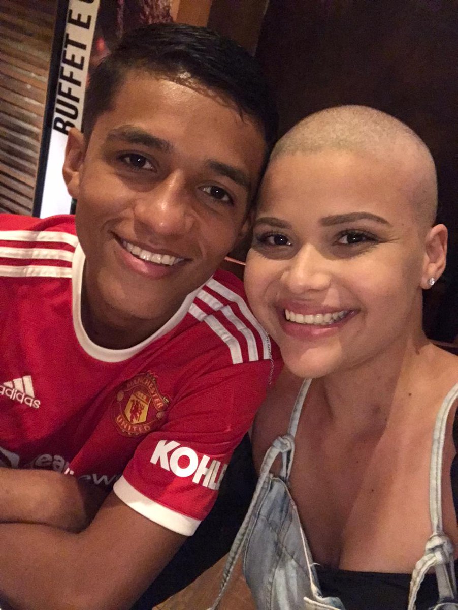 Essa foto é do mesmo dia e meu namorado me fez acreditar que sou mais linda carequinha do que com qualquer peruca, e no meio do rolê resolvi tirá-lo. As vezes só precisamos disso. Te amo, amor!! 💖😥