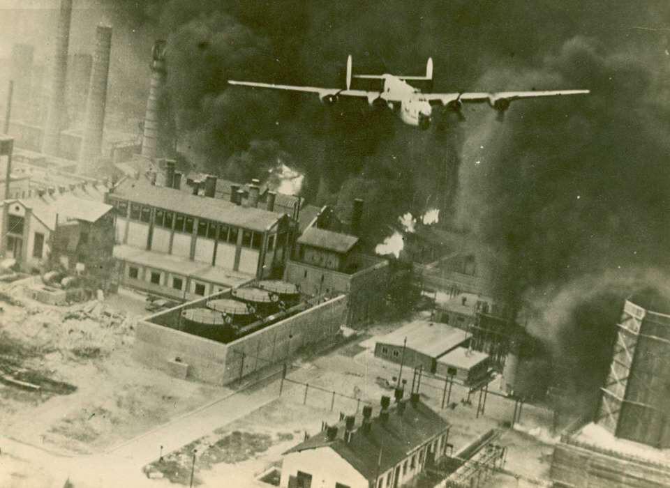 hersaattarih's tweet photo. 1 Ağustos 1943'te Gelgit Dalgası Operasyonu sırasında Ploiești Astra Română petrol rafinerisi üzerinde bir bomba sırasında "Sandman" adlı bir B-24 Liberator. [960x700] - #1943te #960x700 #adlı #Ağustos #Astra #B24 #bir #Bomba #Dalgası #Gelgit #Liberator #Operasyonu #petrol #P... https://t.co/fH5pw5Hdp2