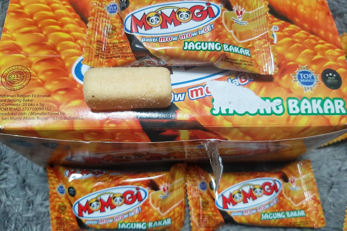 Baru kemaren dibahas juga di rumah. Tiap beli Momogi 1 dus kok cepet raib. Ternyata ponakan sekali bawa bisa 5 bungkus kecil ini 🤭