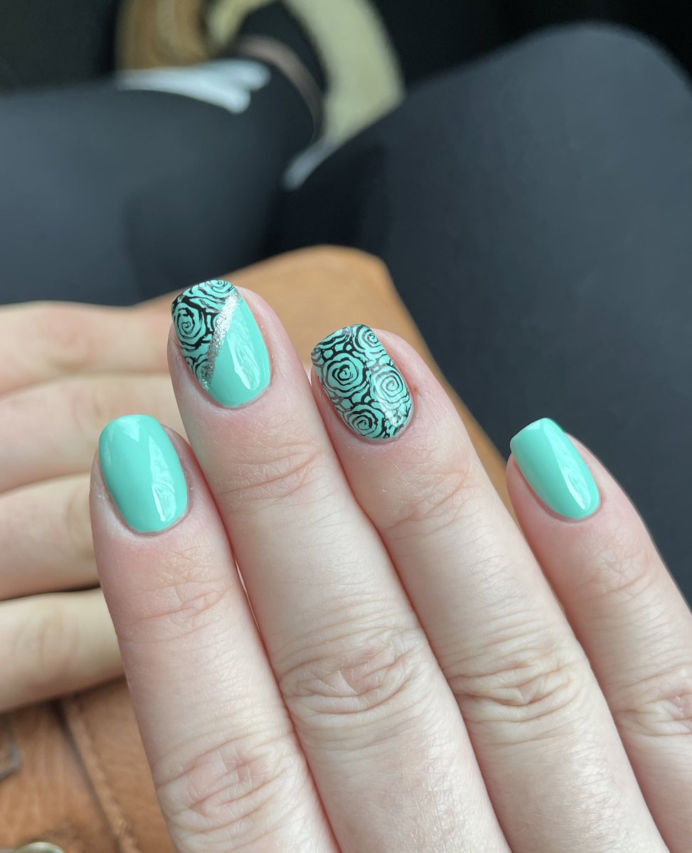 Bethsnailss's tweet photo. 1yr +18 weeks. I’m super happy with how these came out. 🤍🖤 A little rose design with #holotaco OCB, Gold Flake Taco, NMW, Sea Foam Home and Gift Receipt. @nailogical @holotaco https://t.co/tDg5MXoZUN