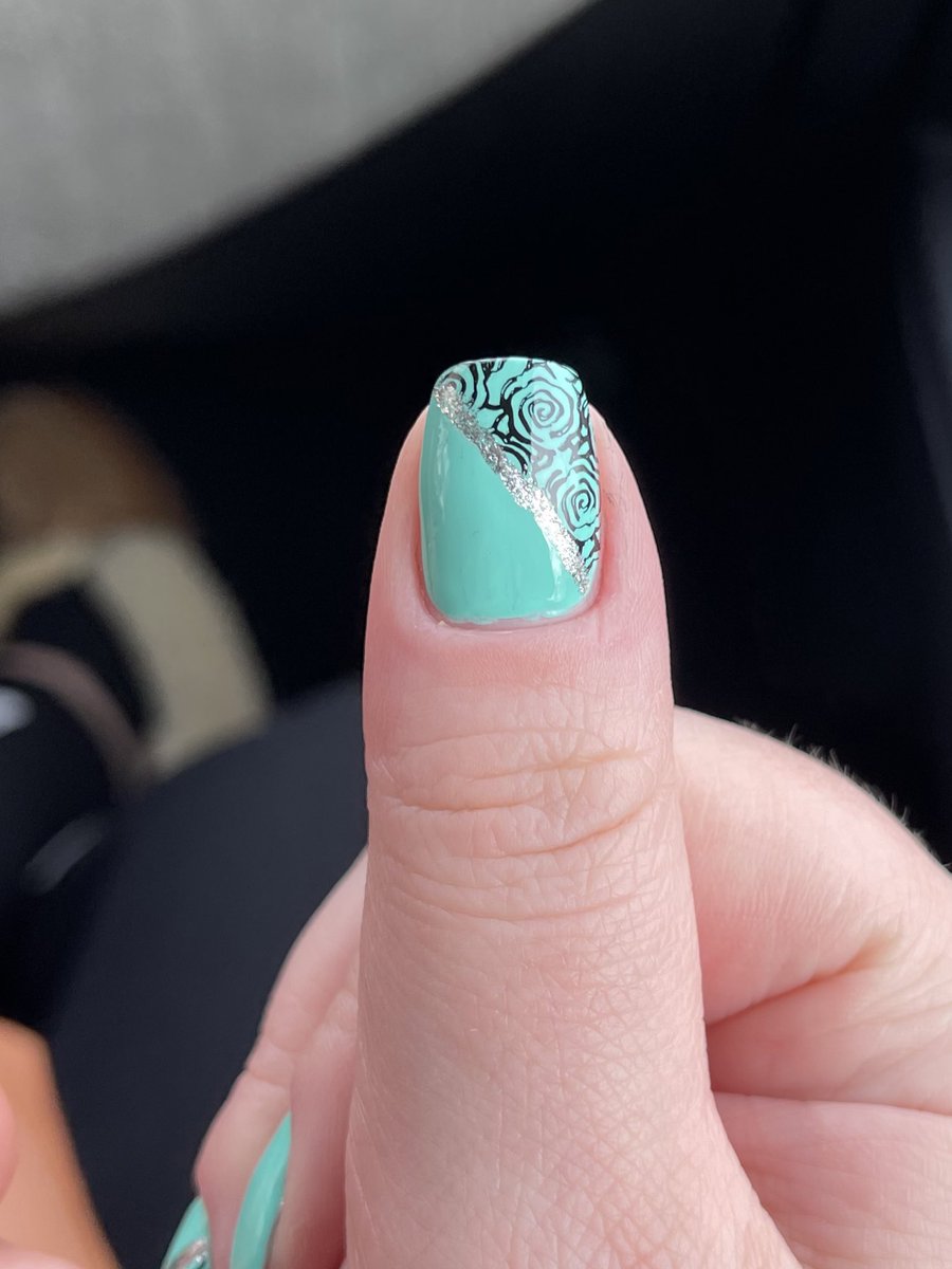 Bethsnailss's tweet photo. 1yr +18 weeks. I’m super happy with how these came out. 🤍🖤 A little rose design with #holotaco OCB, Gold Flake Taco, NMW, Sea Foam Home and Gift Receipt. @nailogical @holotaco https://t.co/tDg5MXoZUN