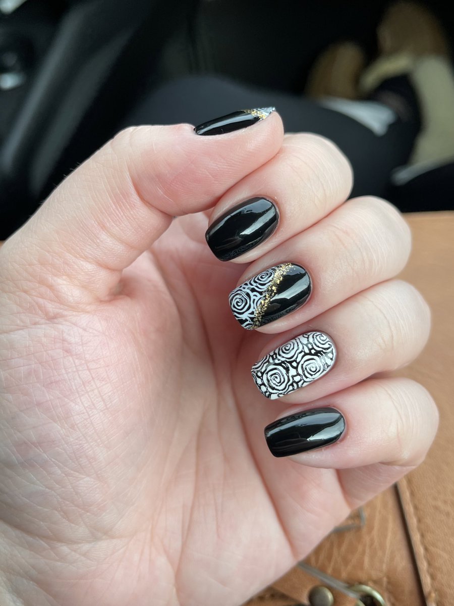 Bethsnailss's tweet photo. 1yr +18 weeks. I’m super happy with how these came out. 🤍🖤 A little rose design with #holotaco OCB, Gold Flake Taco, NMW, Sea Foam Home and Gift Receipt. @nailogical @holotaco https://t.co/tDg5MXoZUN