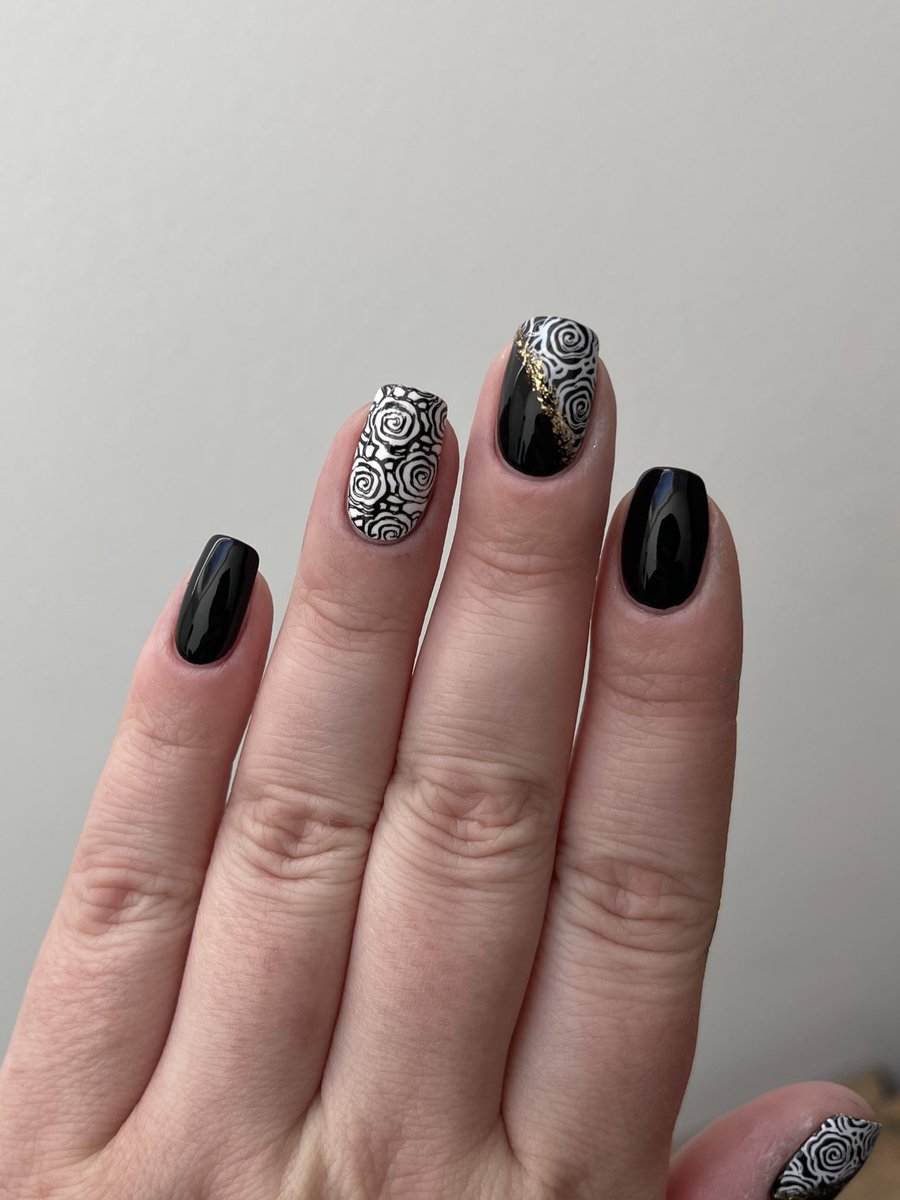 Bethsnailss's tweet photo. 1yr +18 weeks. I’m super happy with how these came out. 🤍🖤 A little rose design with #holotaco OCB, Gold Flake Taco, NMW, Sea Foam Home and Gift Receipt. @nailogical @holotaco https://t.co/tDg5MXoZUN