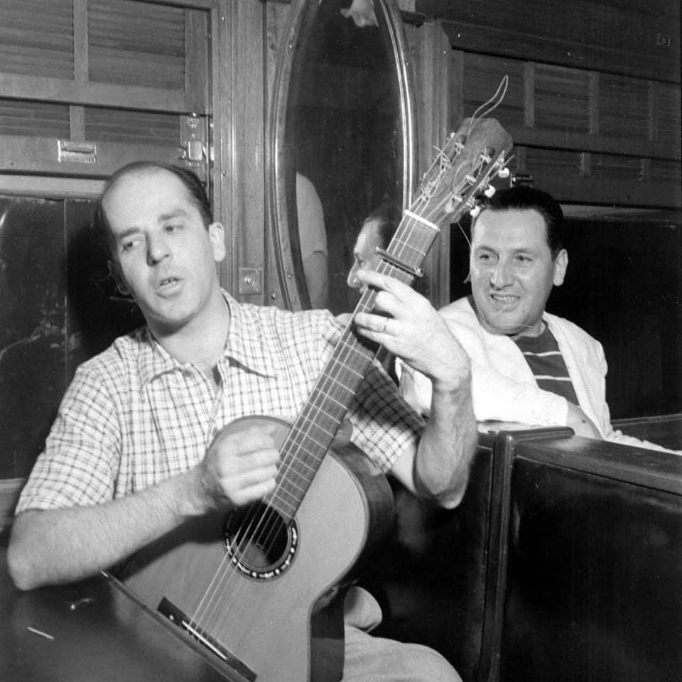 ubuntuperonista's tweet photo. Juan Perón era un adepto a la #música. A pesar de contar con buenas dotes de ejecución, se distinguió por ensayar con los compañeros por internet con #Jamulus, el software libre para tocar online en #Ubuntu. https://t.co/DlPaA1IflD https://t.co/JUZo3uHzmJ