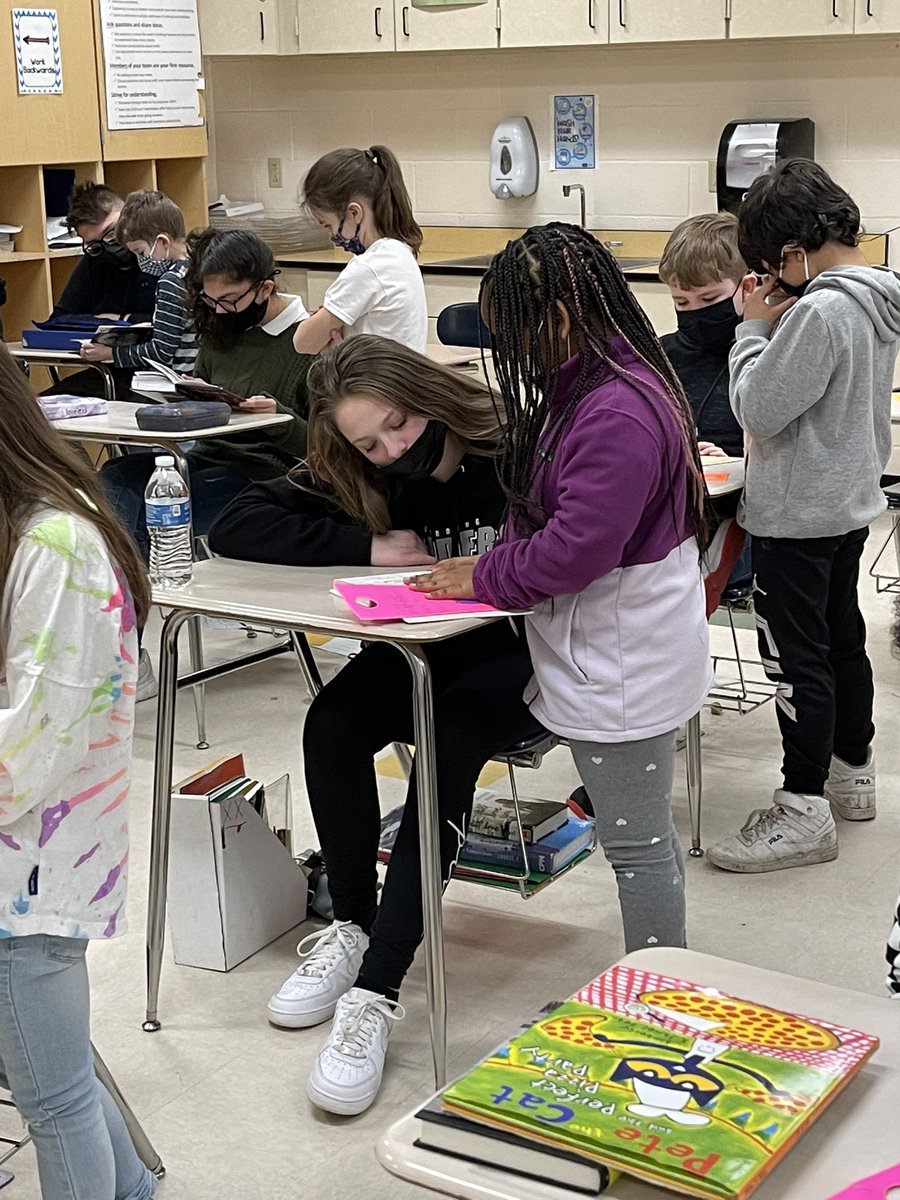 tamburro52414's tweet photo. My second grade class is so thankful for their reading buddies today. They enjoyed creating culture and enhancing literacy in our building! @warrenschools #LincolnPrideWCS @MrsJacquiThomas https://t.co/0bfEZyFYFk