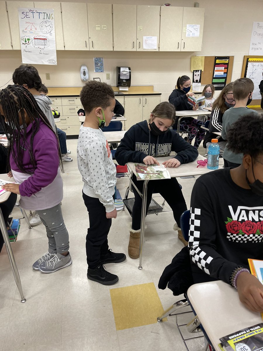 tamburro52414's tweet photo. My second grade class is so thankful for their reading buddies today. They enjoyed creating culture and enhancing literacy in our building! @warrenschools #LincolnPrideWCS @MrsJacquiThomas https://t.co/0bfEZyFYFk