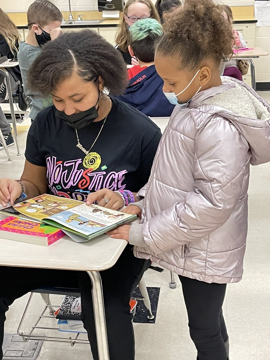 tamburro52414's tweet photo. My second grade class is so thankful for their reading buddies today. They enjoyed creating culture and enhancing literacy in our building! @warrenschools #LincolnPrideWCS @MrsJacquiThomas https://t.co/0bfEZyFYFk