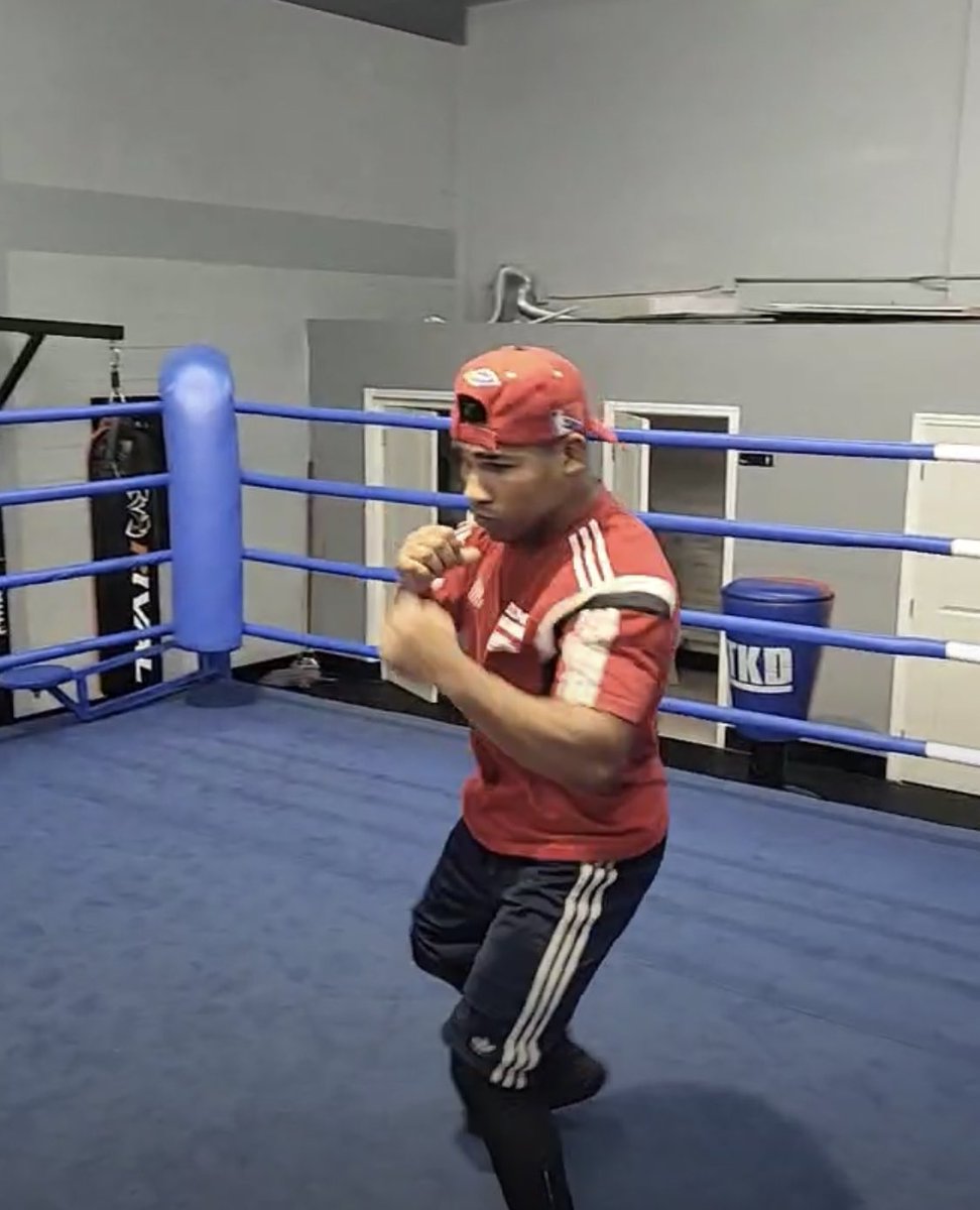 ELBETOFERREIRO's tweet photo. En VIVO !! Los espero a las 8:00pm aquí 👉👉👉 https://t.co/YbfFYPv9Cr 👈👈👈 !! Yuriorkis Gamboa ya entrena en Miami pensando en Pitbull y Robeisy Ramírez en Escocia peleará este sábado. #boxeocubano #RobeisyRamirez #TrenRamirez #Gamboa #YuriorkisGamboa #Cuba 🥊🇨🇺💪👌🔥🔥 https://t.co/GbYYcUhtk0