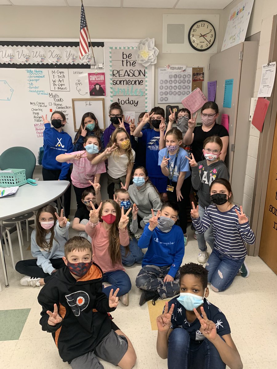mrshatch4th's tweet photo. Happy group of 4th graders on 2-22-22 at 2:22!!!! @PDSD_Pennell #twosday https://t.co/esG8YuNisL