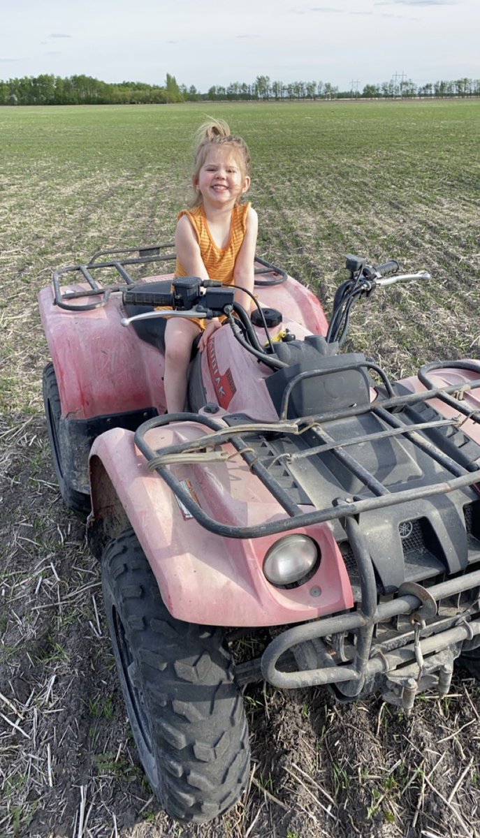 TiffArmstrong's tweet photo. Happy #CdnAgDay! I love working in this industry๐ฑ #scoutingpartner #futureagronomist #cdnagday2022 https://t.co/aodEsbkFi0