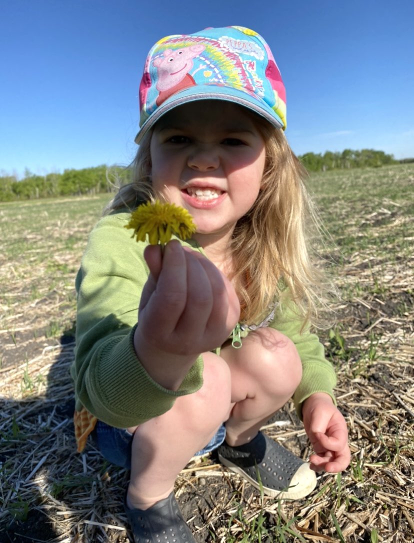 TiffArmstrong's tweet photo. Happy #CdnAgDay! I love working in this industry๐ฑ #scoutingpartner #futureagronomist #cdnagday2022 https://t.co/aodEsbkFi0