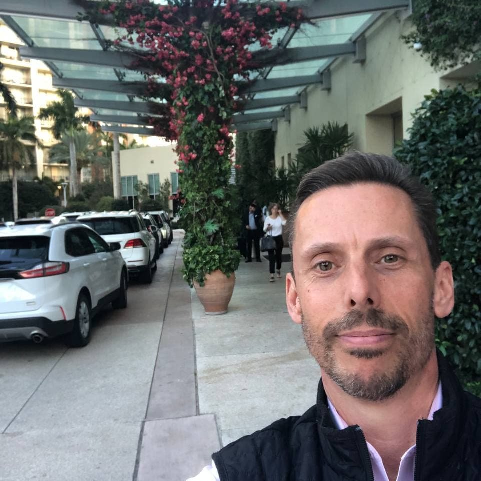 RestoreTruthRTT's tweet photo. RTT CEO @jsward50 arrived at the West Palm Beach Hilton.  He will be attending a 2022 candidate fundraiser at Mar-a-Lago w/ @MaxMillerOH that is hosted by Trump tomorrow. 
Imagine what RTT can do to help Restore the Truth! #MAGA #Trump 
@RitaCosby @WendyRogersAZ @hodgetwins https://t.co/XkDxbNteZZ