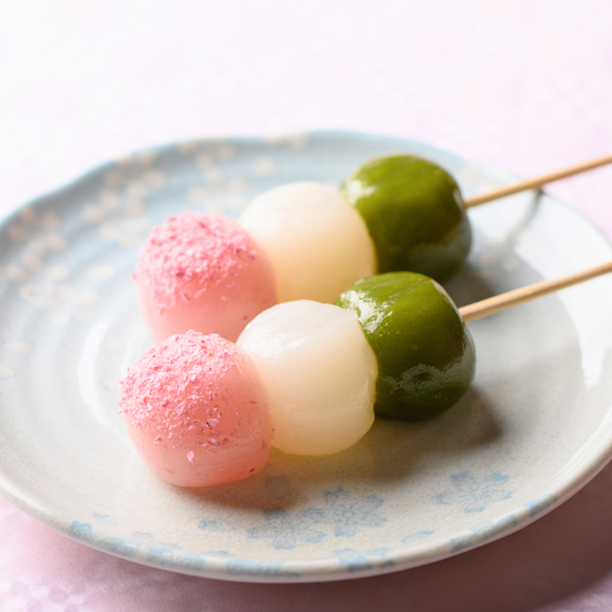 Twitter 上的 夢菓房たから 公式 花見だんご だんご と言っても千差万別ですが 花見だんご は昔ながらの外郎製のお団子です 春を連想させる3色のお団子は 桜の花 が香る薄紅色 雪解けする大地 の白色 春の新緑 は抹茶入りの緑色 3種類の味わい