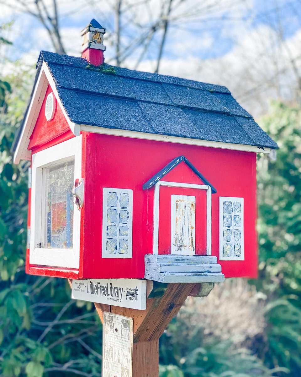 LFLSeattle's tweet photo. Charter 13312
Windermere
Lat: 47.6733719
Long: -122.2578404
———
Bright red paint, tiny doors and windows adorn this LFL.
———
Book drop:
• “Jedi Academy”
• “Brown Bear, Brown Bear”
• “Cat’s Cradle”
• “The Girl With A Dragon Tattoo”
#LittleFreeLibrary #LittleFreeLibrarySeattle https://t.co/SwPboceoxI