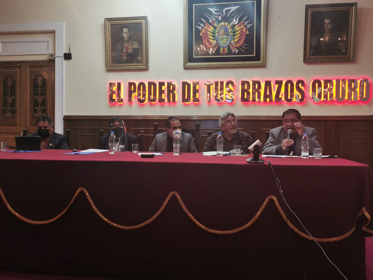jmcprensa's tweet photo. Los cinco expositores del Coloquio Internacional sobre el Carnaval de Oruro, únicamente hablaron sobre la historia y el origen de esta fiesta elevado al nivel de Obra Maestra por la UNESCO, faltó planteamientos enérgicos de defensa de esta fiesta https://t.co/HxBOudWB3P