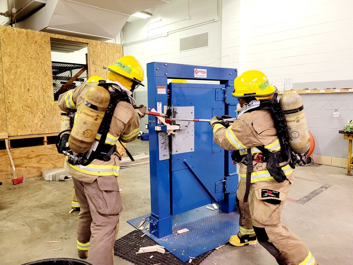 AkronFiredept's tweet photo. #AFDCadetClass2022 going strong in Week 5. Many lessons in building construction, forcible entry, ladder carries and placement, and always with the awareness of safety. #AlwaysLearning #AkronStrong https://t.co/oW9haRAN0P
