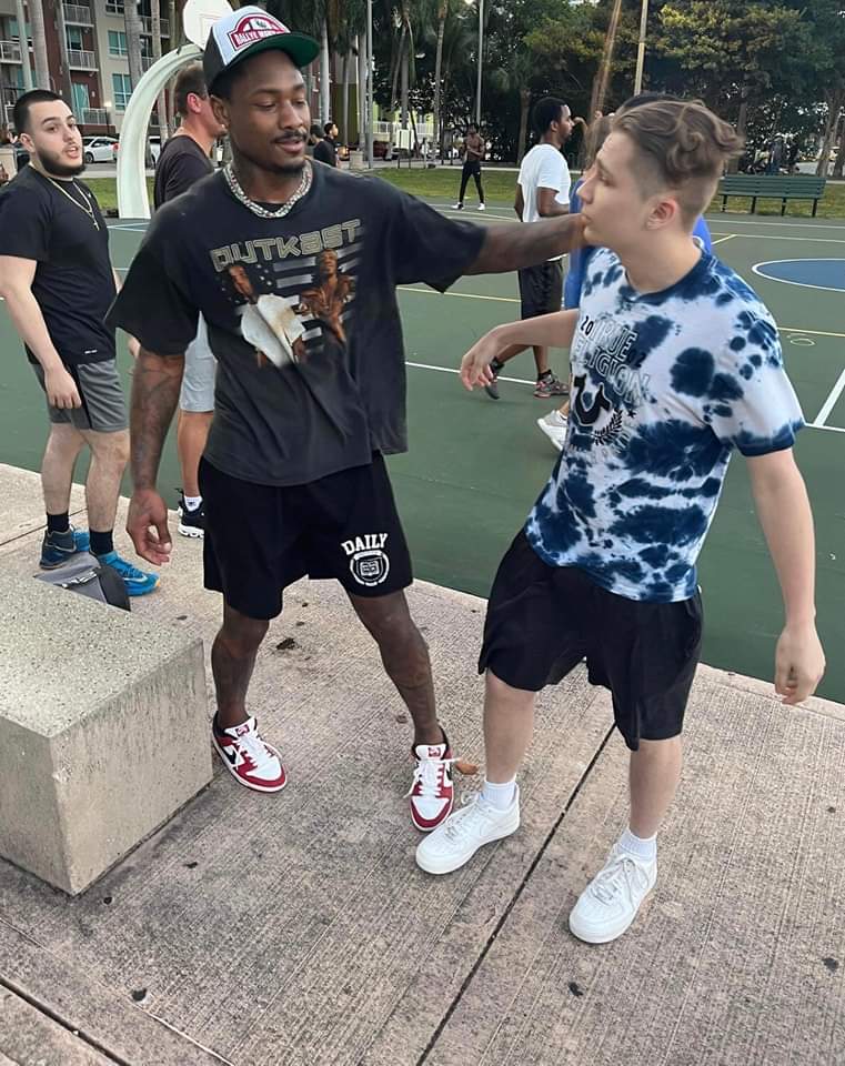 wizardman2621's tweet photo. @stefondiggs thank you for making a lifetime memory for my cousin greeting him at the court in Miami. https://t.co/1dgwEeQoSL