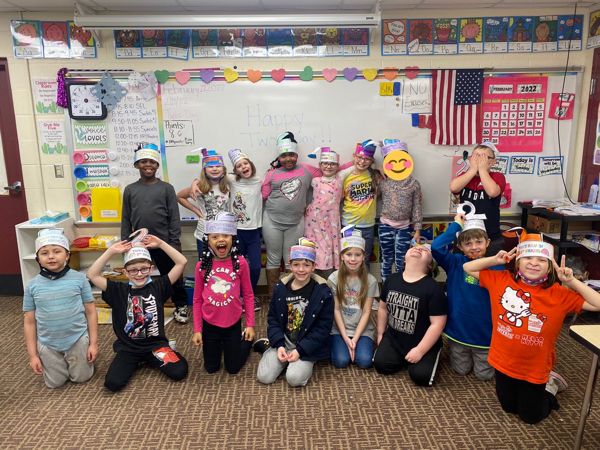 MrsLHouser's tweet photo. HAPPY TWOS-DAY!!!! ✌🏼 
2nd grade on 2-2-22! 
@Central_MCSD @MiddletownOH #Twosday https://t.co/aqcFOhXxez