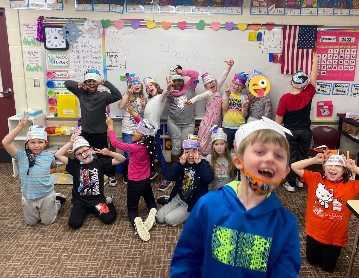 MrsLHouser's tweet photo. HAPPY TWOS-DAY!!!! ✌🏼 
2nd grade on 2-2-22! 
@Central_MCSD @MiddletownOH #Twosday https://t.co/aqcFOhXxez