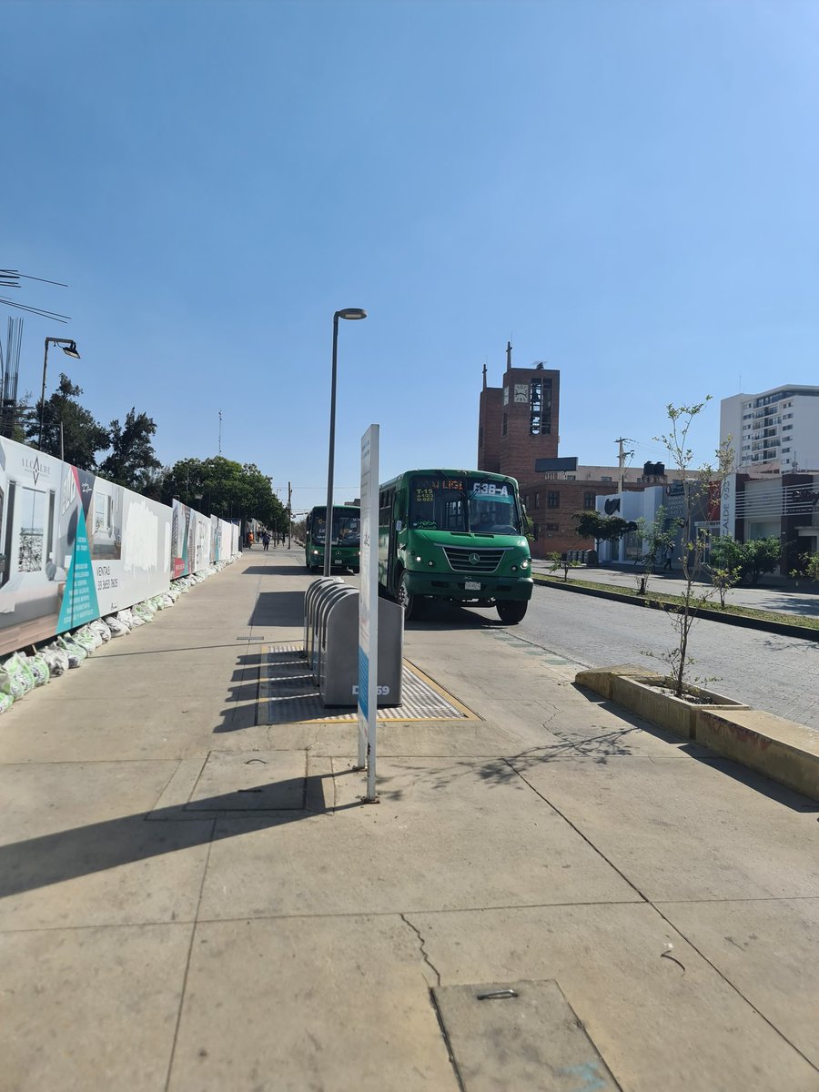pacojimenezs's tweet photo. Unidades de transporte público sobre la banqueta de Av. Alcalde. @TransporteJal https://t.co/smDSby5E7L