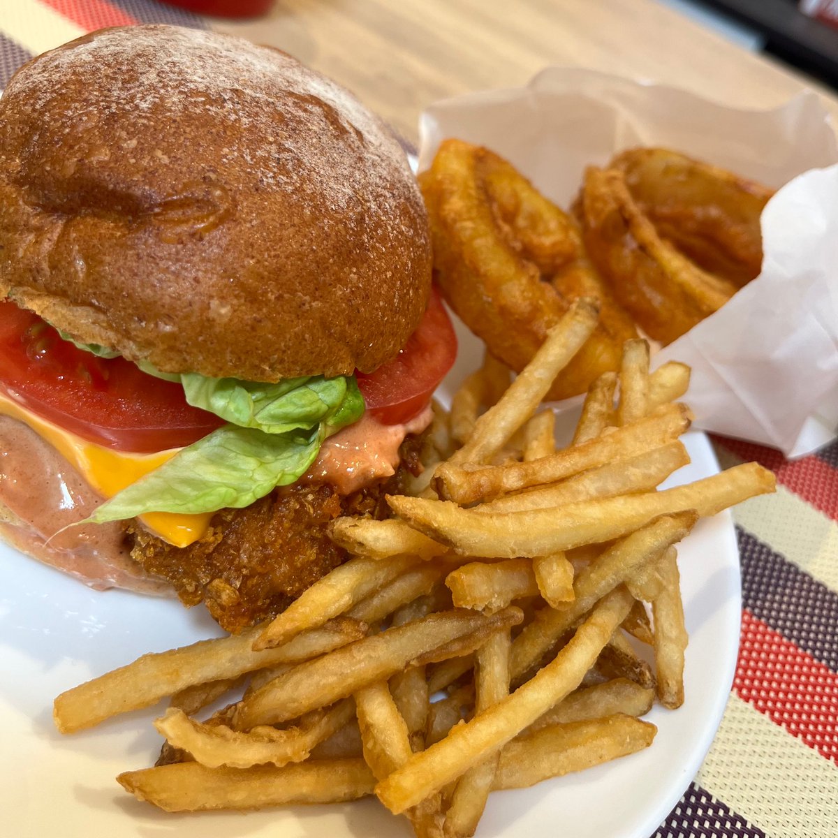CrispysBurger's tweet photo. おはようございます☀
クリスピーズバーガーです🍔

週の真ん中の祝日、近場で���ごされる方も多いのでは？☺️
クリスピーではモバイルオーダー、デリバリーもたくさんご利用いただいています🛵
ぜひこの機会にお召し上がりください！

#クリスピーチキンバーガー 
#高田馬場グルメ 
#高田馬場ランチ https://t.co/sI2CNV0itW