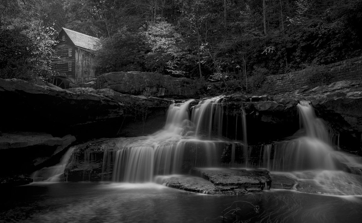 DMartinezImages's tweet photo. GE hump busters! I hope everyone had a good day! #NFTphotographers #blackandwhitephotography #bwcrew #monochrome https://t.co/x9OVX5MVhz