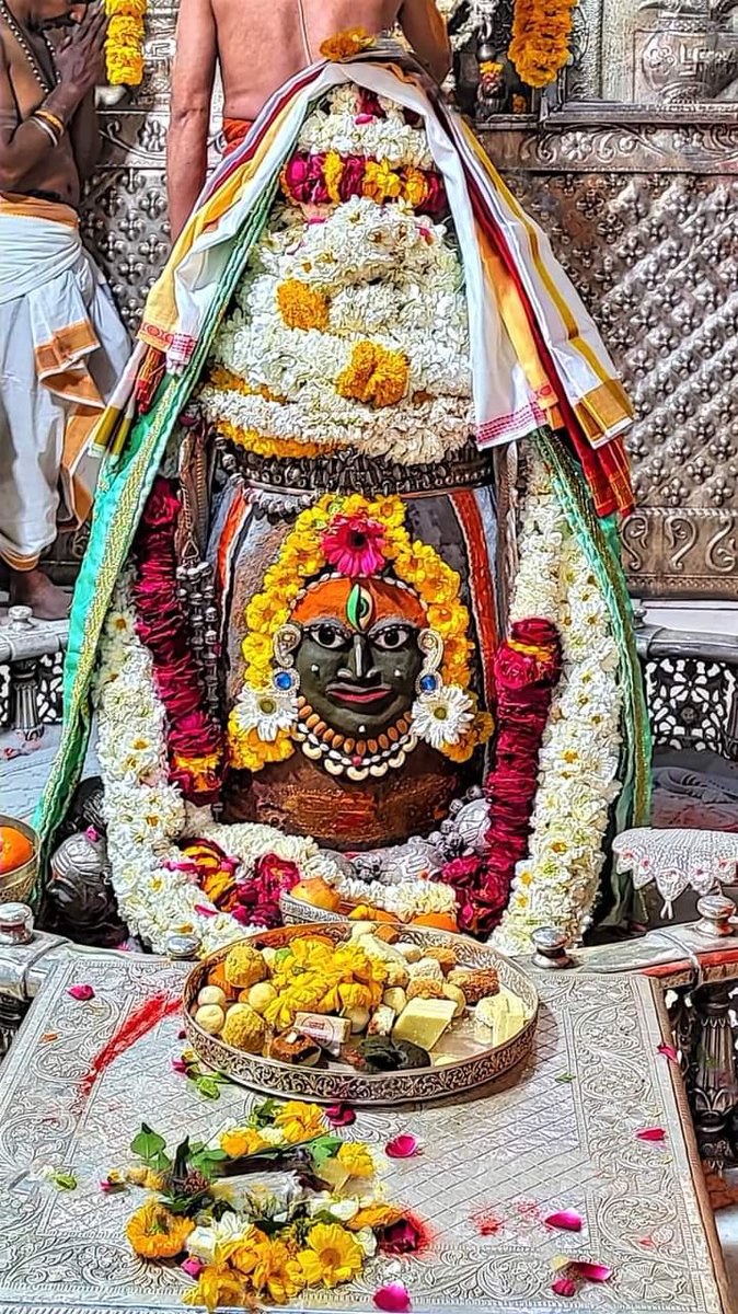 DevaAmar's tweet photo. जय श्री महाकाल 🙏🌹🙏
श्री महाकालेश्वर ज्योतिर्लिंग का आज का भस्मारती शृंगार दर्शन 23 फरवरी 2022 ( बुधवार ) https://t.co/wHOjTz9S29