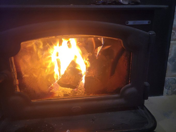 Snowing outside but snuggling by a very warm fire with a mug of cocoa. https://t.co/JSWxI6r9ps