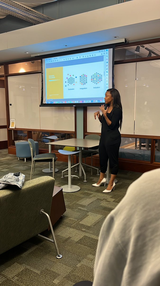ouprssa's tweet image. DE&amp;amp;I meeting is under way! Erica Hollis is giving us great insight to start off the panel 💯 #GaylordPR #OUPRSSA
