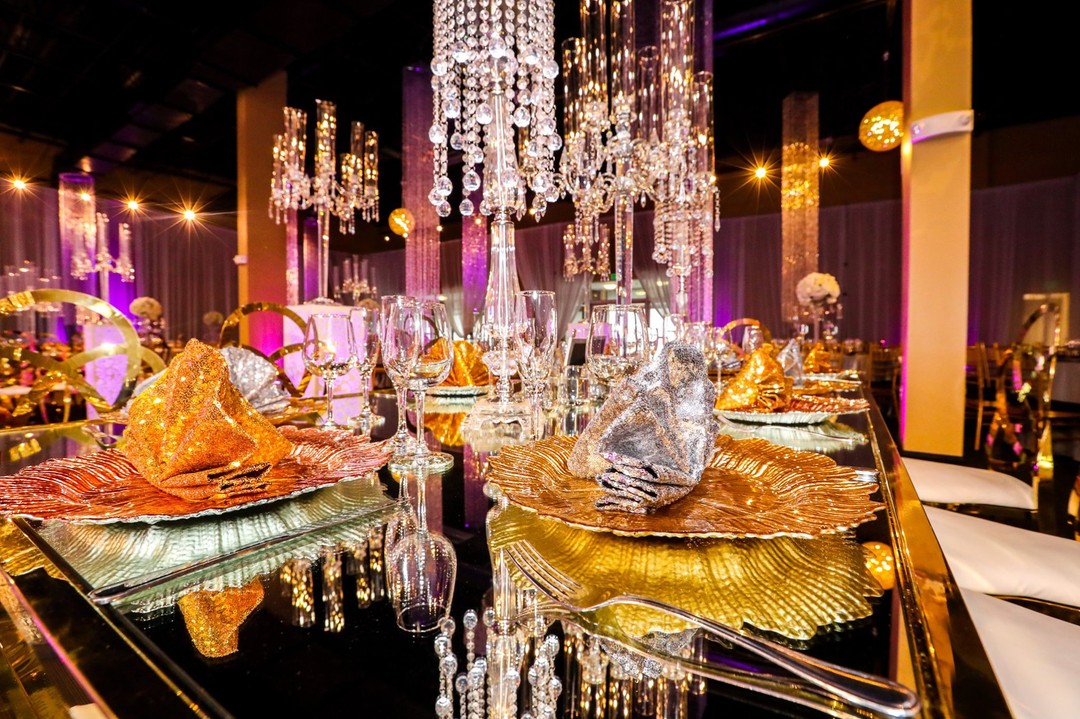 occasionshall's tweet photo. A mirrored table top takes the décor to another level. #tablesettings #tabledecor  #tablescapes #tablescapesideas #weddingplanning #partyplanning https://t.co/K4T8m1WlHg