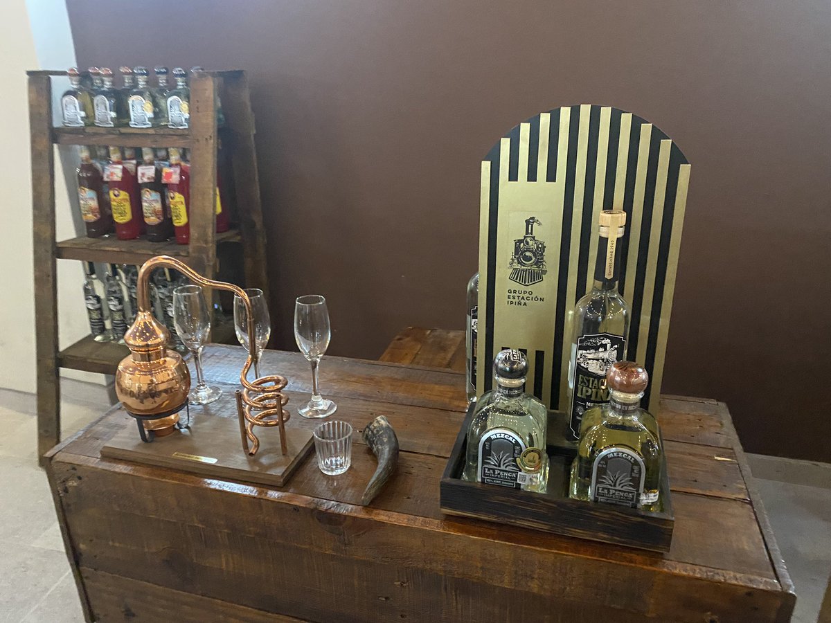 SecTurismoSLP's tweet photo. ¡A punto de comenzar esta experiencia de cata de mezcal por parte de Grupo Estación Ipiña y Auténtico San Luis para medios de comunicación!
#RutadelMezcal #TurismoSLP #SanLuisPotosí #SECTURSlp https://t.co/SDWZrbJFdz