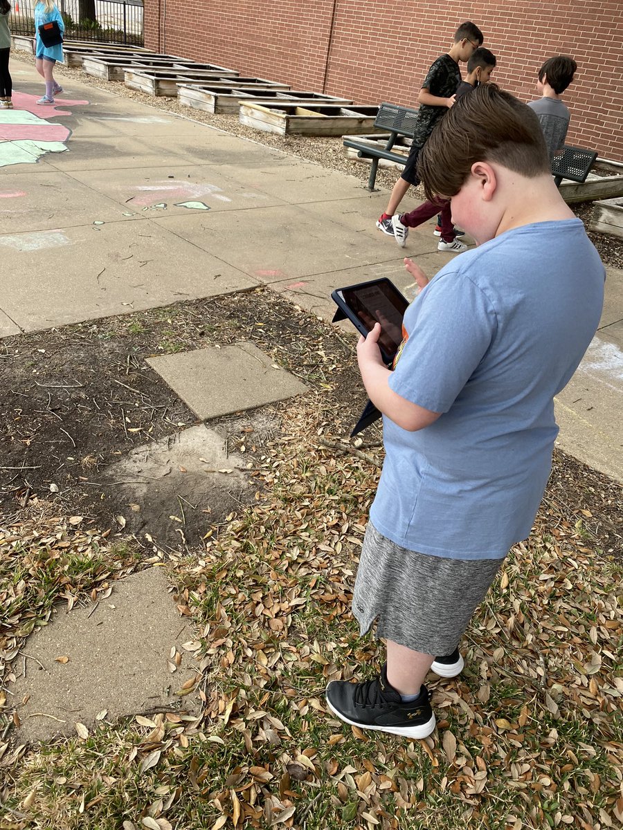 TeacherLTepe's tweet photo. Communing with nature as we search for the processes that change our landscape #GetOutside #outdoorlearning #happilylearning #weathering #svefutureready https://t.co/Y2BaHNNTUK
