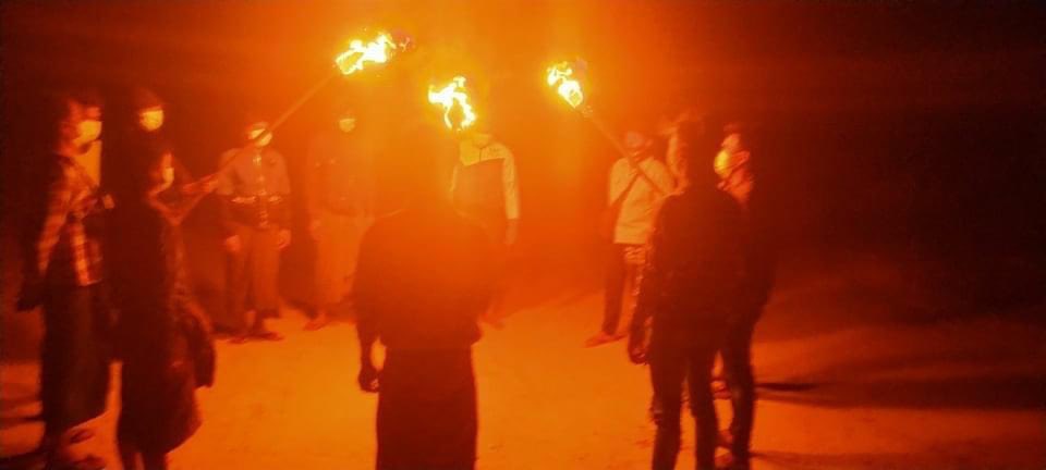 A village in Monywa, local people staged a night strike on22Feb last night to protest against the military dictatorship.

#WhatsHappeningInMyanmar #US_SanctionMOGE #2022Feb23Coup #TakeAction_NoMoreWords #222222MyanmarStrikes