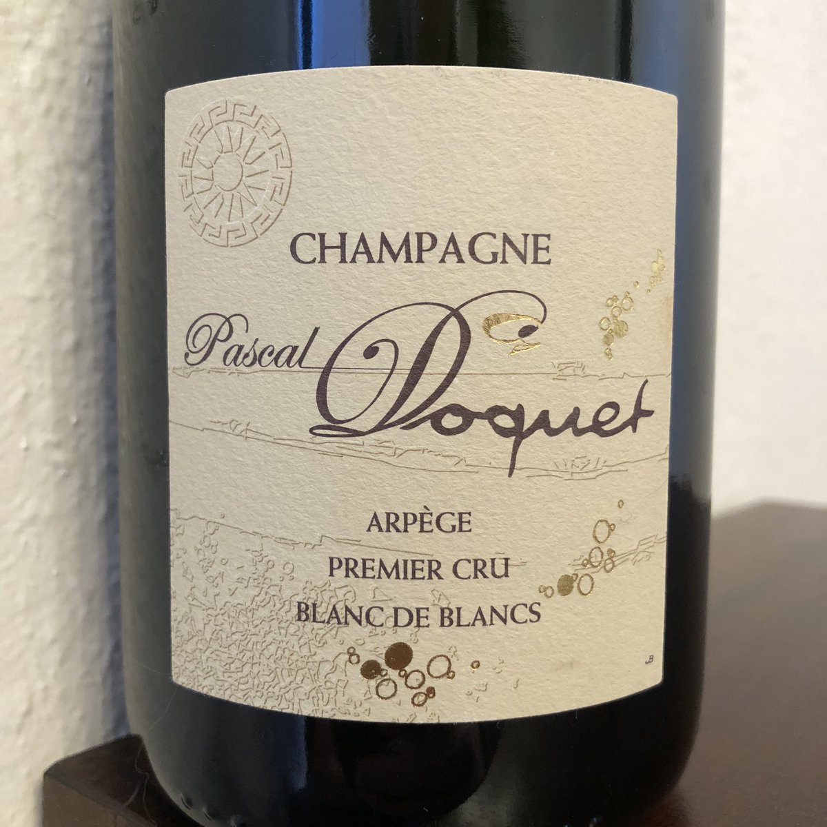 AffordCollector's tweet photo. NV Pascal Doquet Blanc de Blancs Champagne fine bubble stream. light gold, in color. bosc pear, peach, mandarin, lemon, green apple, pastry, hazelnuts, chalk, mineral.
freshly baked pastry, warmed peach, tangerine juice, on the finish. #PascalDoquet #consumechampagne #champagne https://t.co/Nf9lZU3UZl