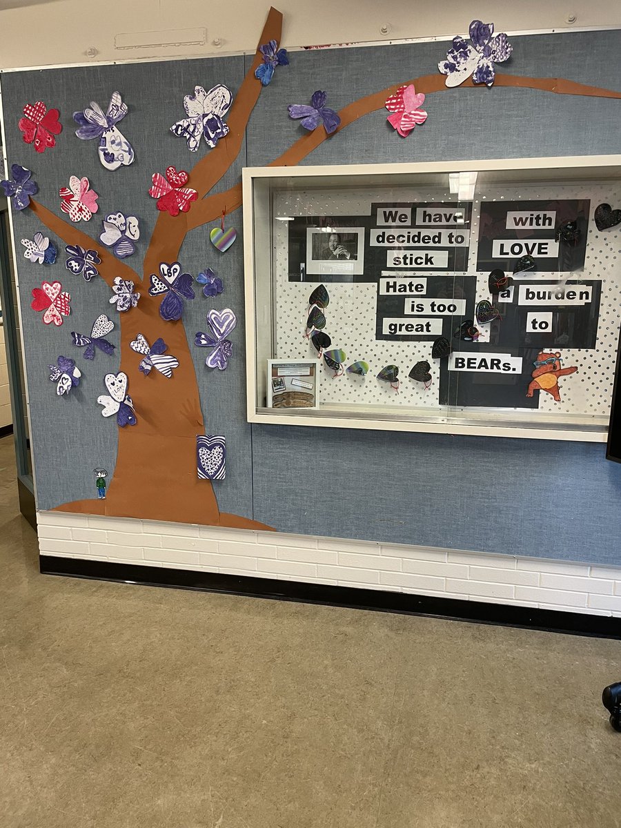 lbpsd43's tweet photo. Final preparations have been made for tomorrow’s #PinkShirtDay. Thank you to Ms. Yun and Mrs. Maller for their leadership. https://t.co/OqJ3MHCRWi