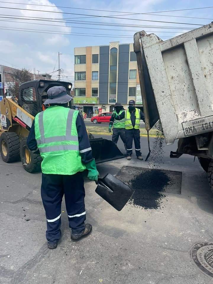 NapoCadena's tweet photo. Continuamos reponiendo el asfalto en varias vías del norte de la ciudad cumpliendo con el cronograma establecido por #Emapar que comprende 18 puntos durante esta semana.
#ObrasRiobamba https://t.co/QTDMg4GeAE