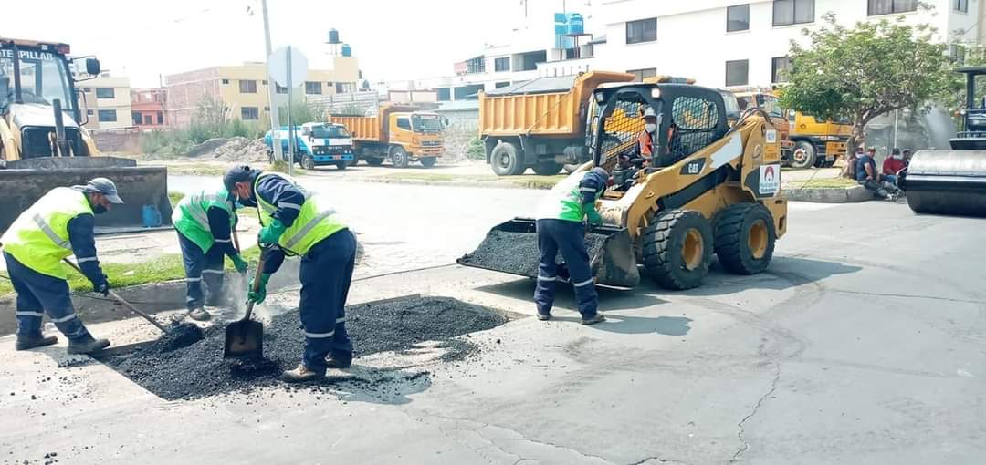 NapoCadena's tweet photo. Continuamos reponiendo el asfalto en varias vías del norte de la ciudad cumpliendo con el cronograma establecido por #Emapar que comprende 18 puntos durante esta semana.
#ObrasRiobamba https://t.co/QTDMg4GeAE
