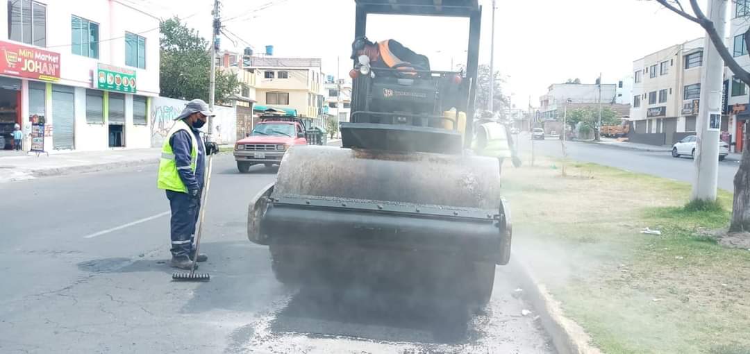 NapoCadena's tweet photo. Continuamos reponiendo el asfalto en varias vías del norte de la ciudad cumpliendo con el cronograma establecido por #Emapar que comprende 18 puntos durante esta semana.
#ObrasRiobamba https://t.co/QTDMg4GeAE