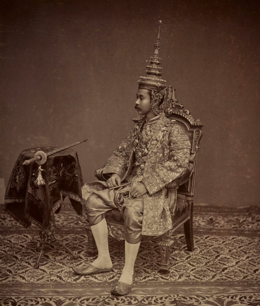 hersaattarih's tweet photo. Siyam Kralı Chulalongkorn'un (Tayland) oturmuş portresi, kraliyet inceliği giyiyor. 1880'ler [1860x2184] - #1860x2184 #1880ler #Chulalongkornun #giyiyor #inceliği #kraliyet #Kralı #oturmuş #portresi #Siyam #Tayland https://t.co/rHYPRrayvf
