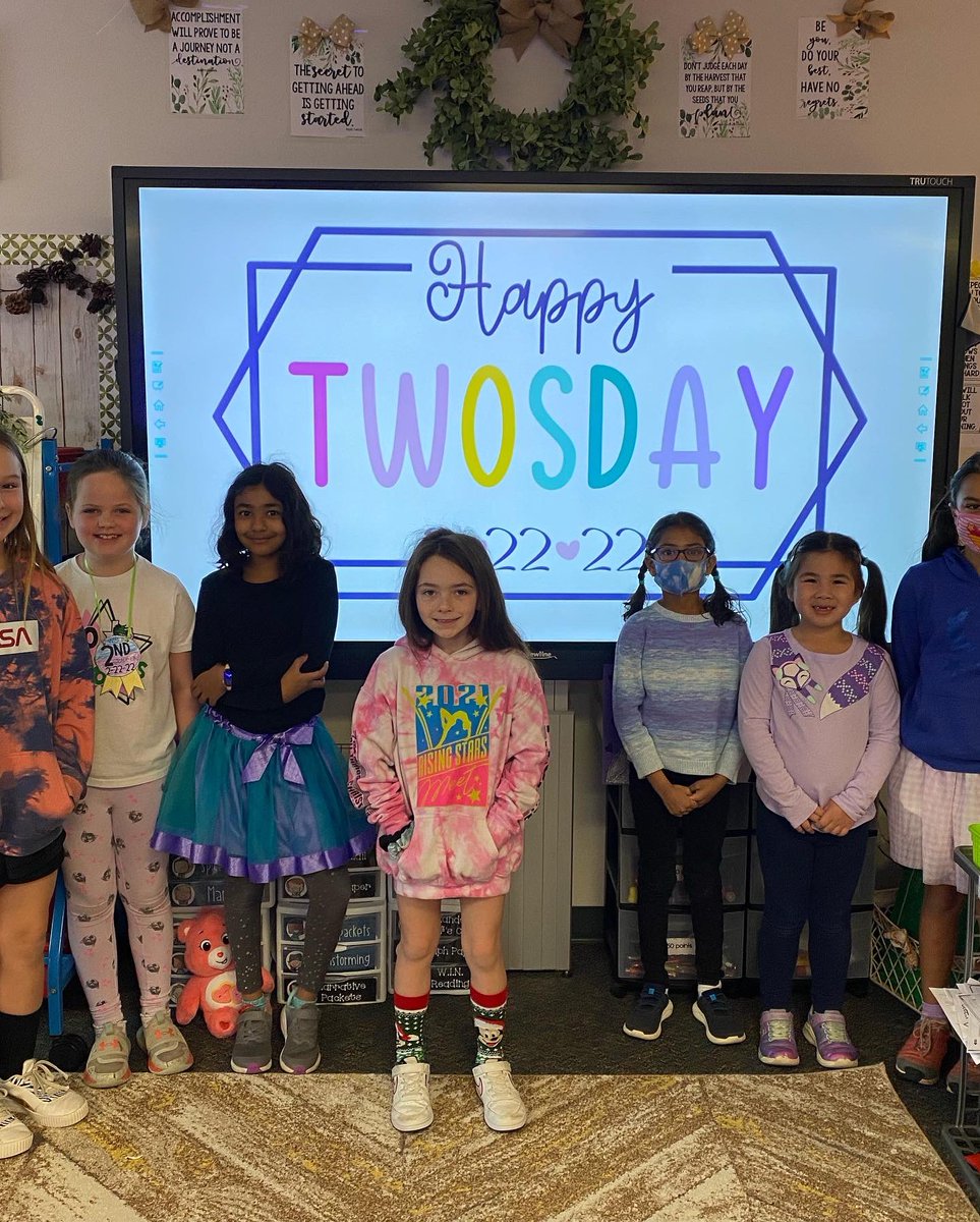 StumpyClass's tweet image. Celebrating 2-22-22 in 2nd grade on a TWOSday! @Carrollisd @WGESdragons