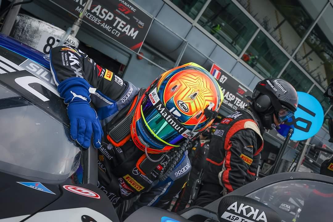 Cuando sos piloto profecional, te subis al vehiculo con todo lo puesto y ...Chan !
🙄🤌🤳🖕