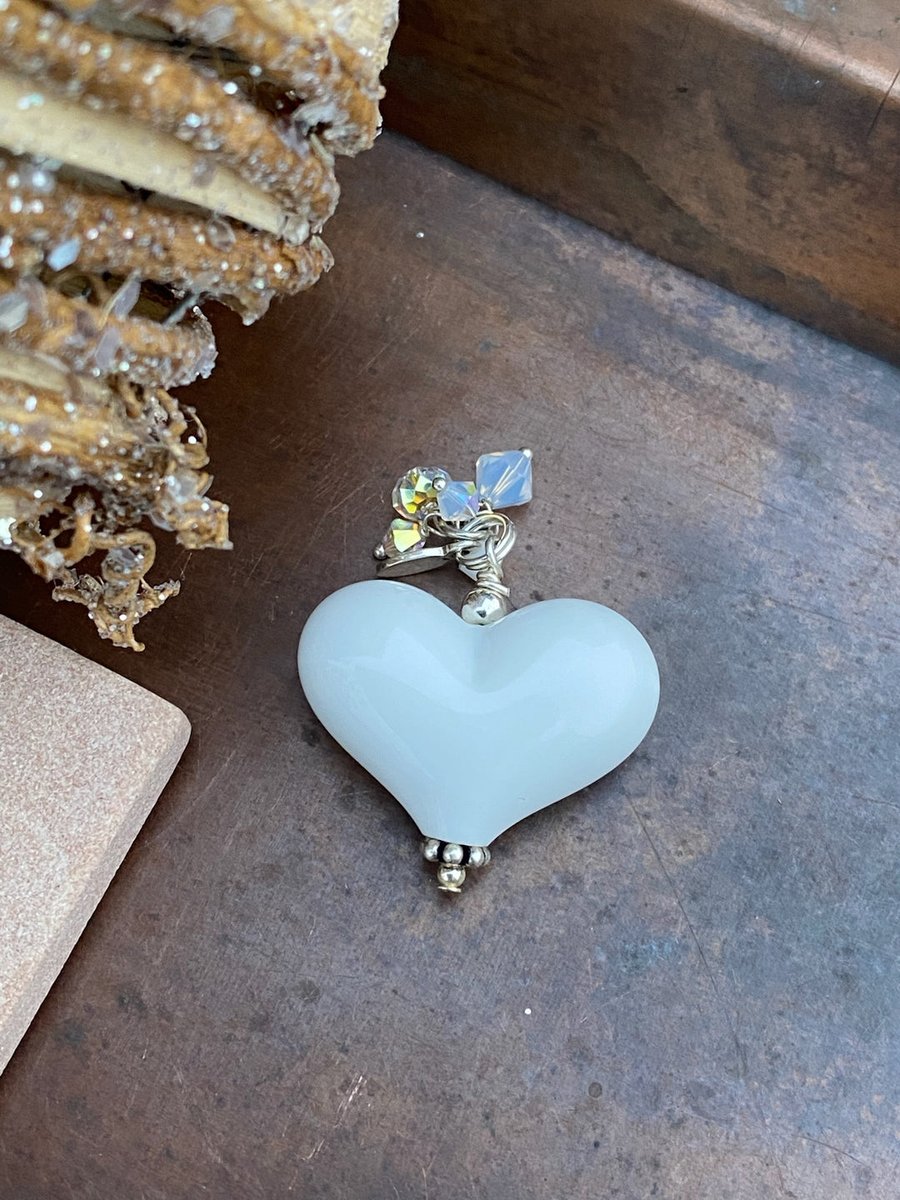 StudioBBdesigns's tweet photo. Your head will be in the clouds with this breathtaking #lampwork #glassheart ☁️🤍🕊️

Link: https://t.co/P3JAZRT4s5

#StudioBBDesigns #GlassArt #Jewelry #JewelryArtists #GlassJewelry #Art #Glass #JewelryForSale https://t.co/hXiDJI3mZs