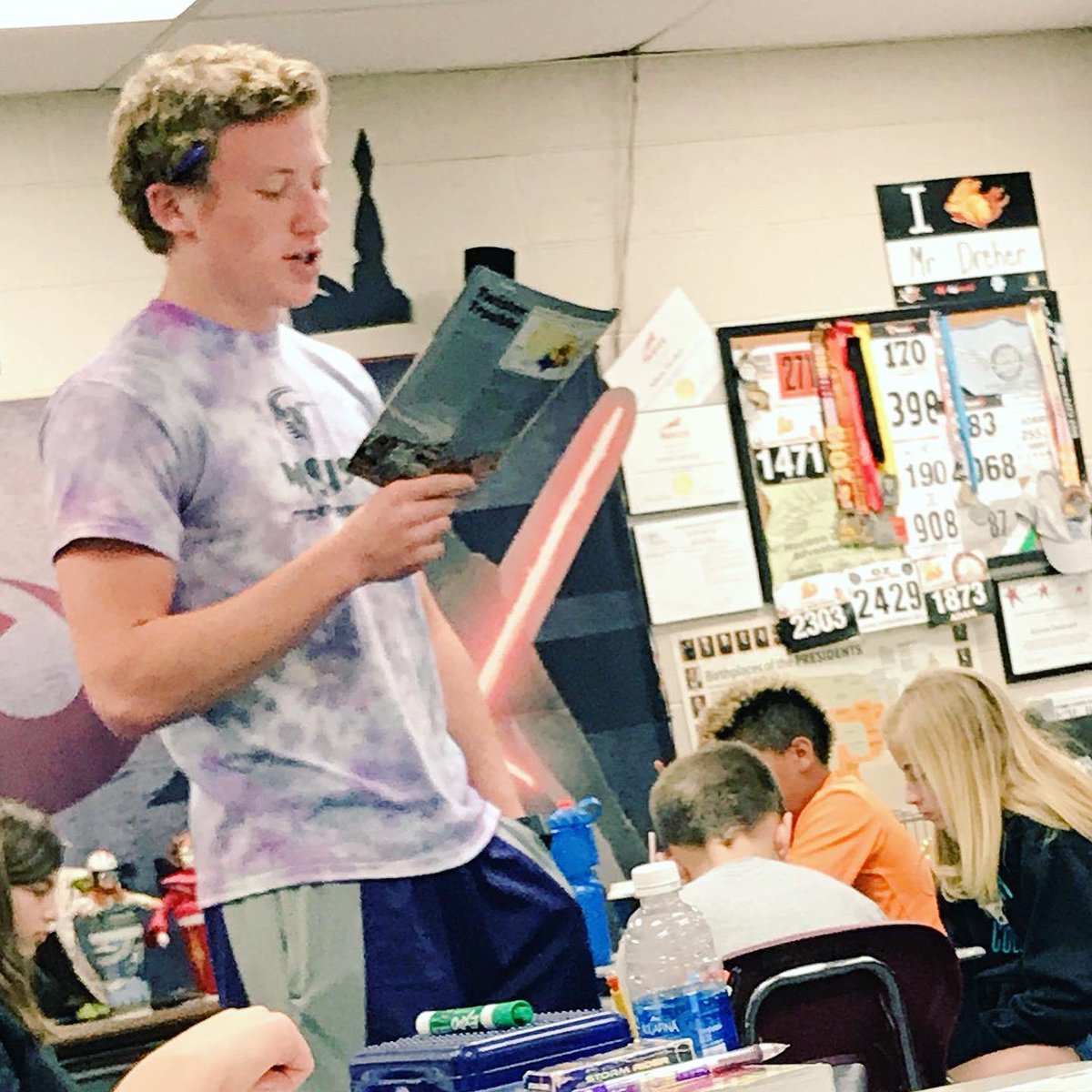 MAVSFACS's tweet photo. When the teaching pathway comes FULL CIRCLE! 

Mr. Poynter was a Maize South Education pathway completer and is now a mentor to student, Rylee Karst! 💜💜 #266FutureTeachers #TeachingInternship https://t.co/AK7arphHpx