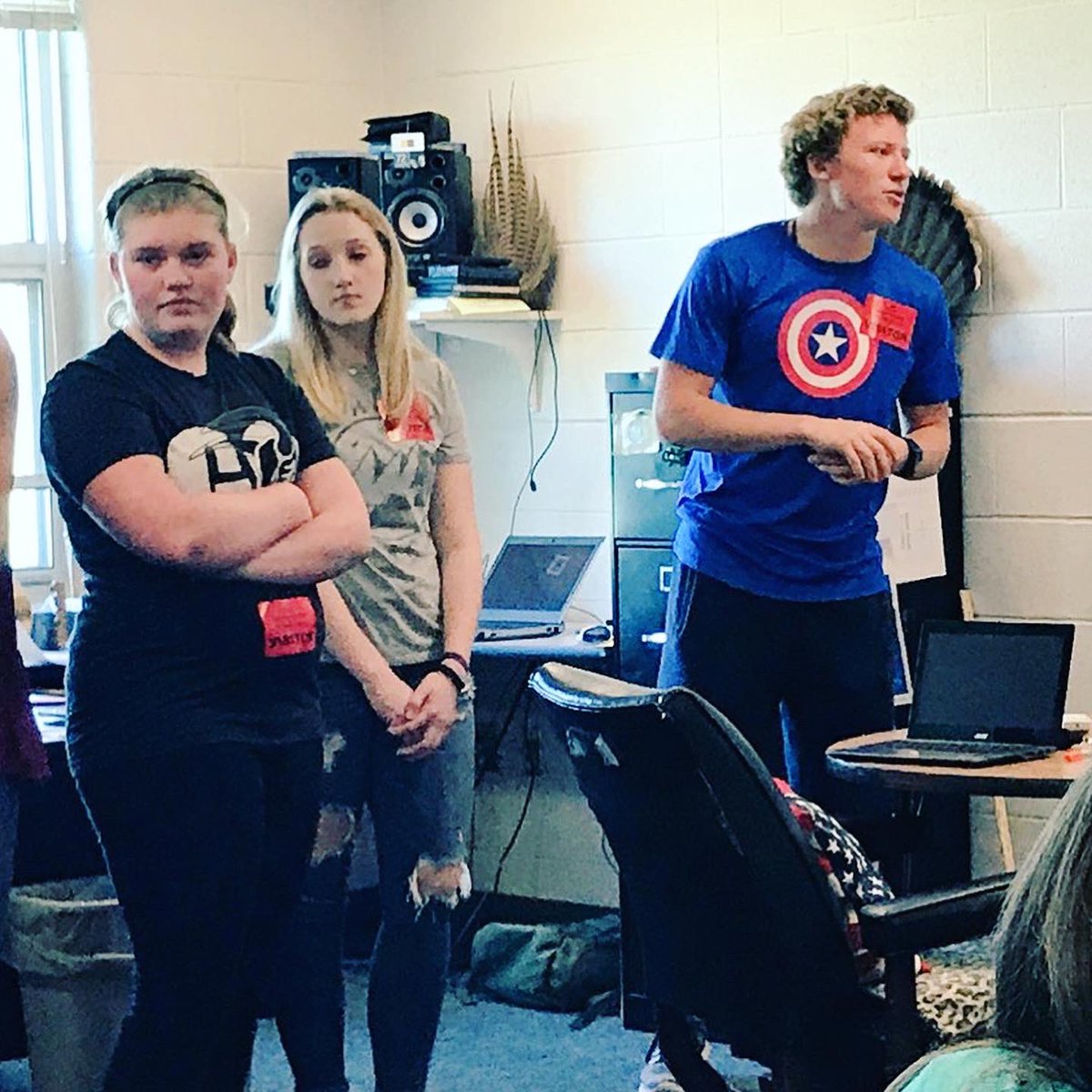 MAVSFACS's tweet photo. When the teaching pathway comes FULL CIRCLE! 

Mr. Poynter was a Maize South Education pathway completer and is now a mentor to student, Rylee Karst! 💜💜 #266FutureTeachers #TeachingInternship https://t.co/AK7arphHpx