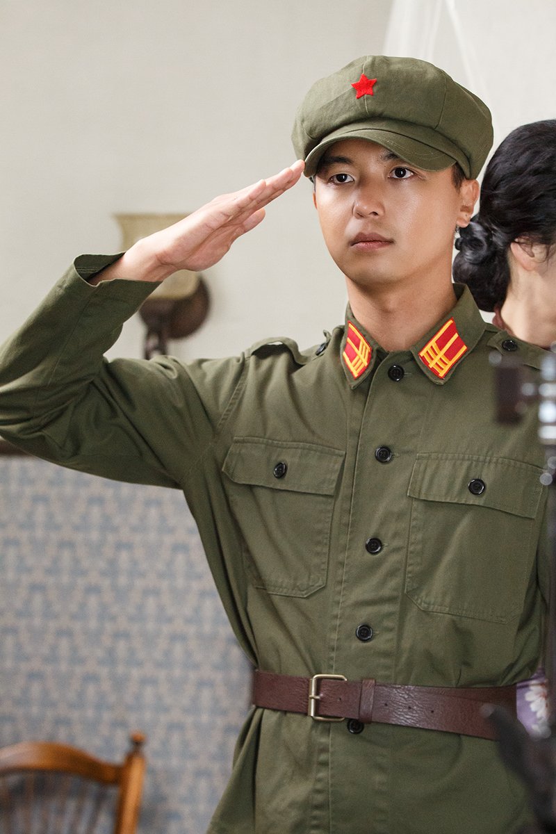 [#연우진] 🎉 영화 <인민을 위해 복무하라> 개봉 기념 포스터 촬영 비하인드 컷 공개 우리 극장에서 만나요👀 #영화 #인민을위해복무하라 #무광...