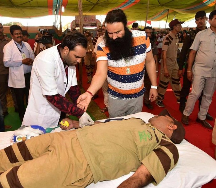 FoujiJb's tweet photo. @officialmsgfans @derasachasauda @Gurmeetramrahim @GreenSwelfares #138WaysToServe 
@DeraSachaSauda के अनुयायी कभी भी किसी भी समय कहीं भी खूनदान करने के लिए पहुँच जाते हैं यह पवित्र शिक्षा इन्हें पूज्य गुरु
Saint Gurmeet Ram Rahim सिंह जी इन्सां से मिली है  ! 
Ram Rahim Ji https://t.co/xQMRZ4kxm8